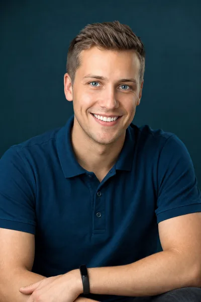 Kacper Zielonka — portret wygenerowany przez SI; fikcyjna persona